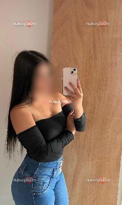 Chica pequeña, delgada cabello largo negro