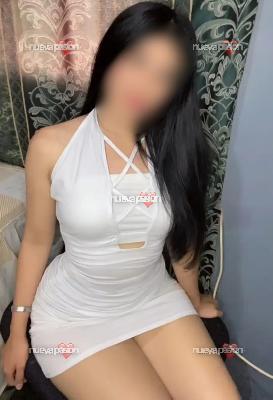 Chica pequeña, delgada cabello largo negro