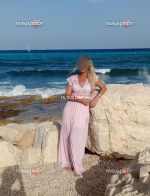 Una señorita bella atenta  y muy  simpática