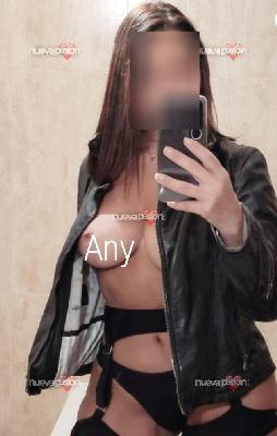 MUJER MUY ELEGANTE SIMPÁTICA