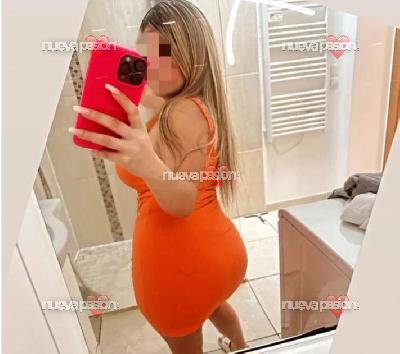 Jovencita muy juguetona...