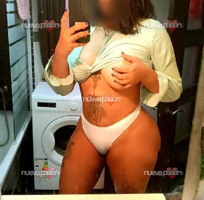 Selena cubana complaciente y muy implicada