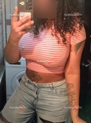 Selena cubana complaciente y muy implicada