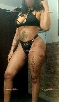 Selena cubana complaciente y muy implicada