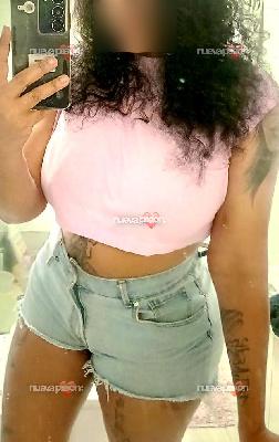 Selena cubana complaciente y muy implicada