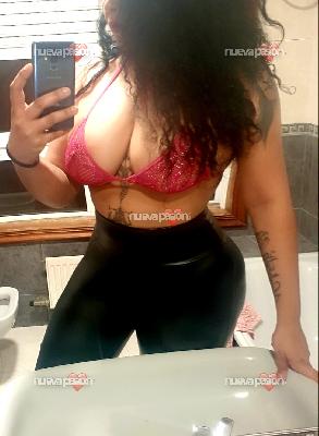 Selena cubana complaciente y muy implicada