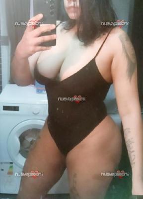 Selena cubana complaciente y muy implicada