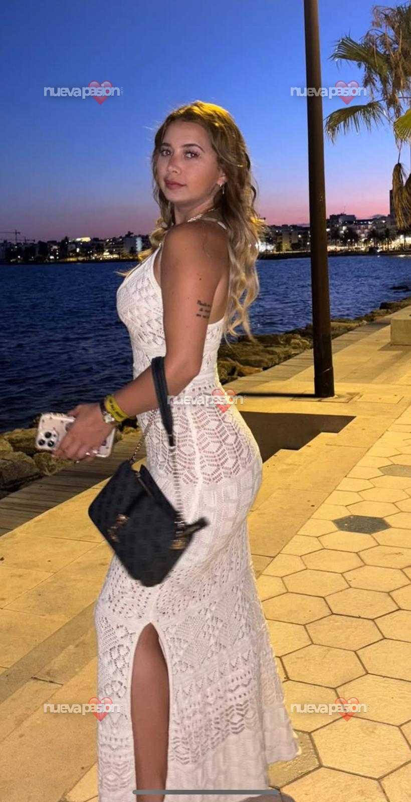 Ana preciosa escort rubia risueña cariñosa y complaciente