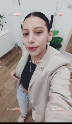 Hola, soy Laura niñata colombiana super implicada,cariñosa y tierna