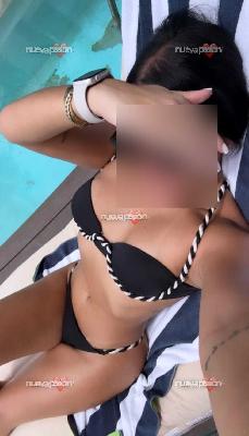 Latina dominante y complaciente