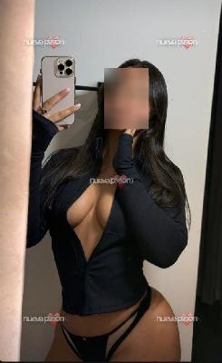 Latina dominante y complaciente