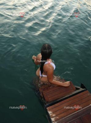 Latina dominante y complaciente