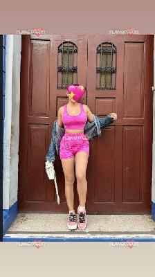 MORENA PRECIOSA Y SEXY DE PASO POR LA CIUDAD