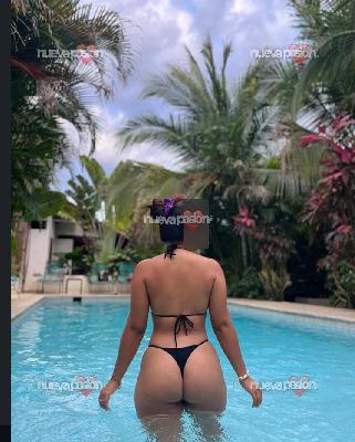 MORENA PRECIOSA Y SEXY DE PASO POR LA CIUDAD