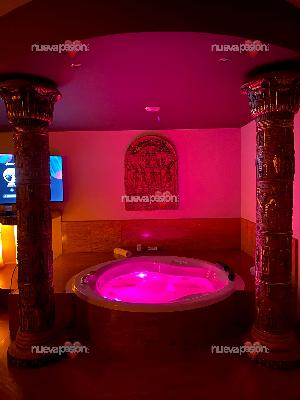 Ayudo a mujer con un buen extra