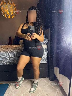 NINFÓMANA Y SEXY MUY CALIENTE CON GRANDES SENOS Y CULO PARA TI