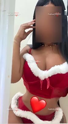 Delicada mujer de suave piel bronceada