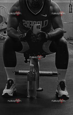 Tu marido no te lo hace duro? Jugamos?