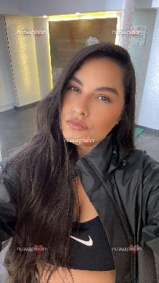 Saboreo cada caricia y me encanta darte todo lo que deseas. Quiero algo especial, te deseo a ti.