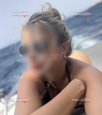 Rubia atlética, de porte firme y presencia que despierta admiración