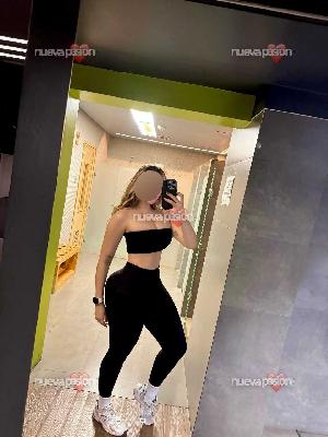 Rubia atlética, de porte firme y presencia que despierta admiración