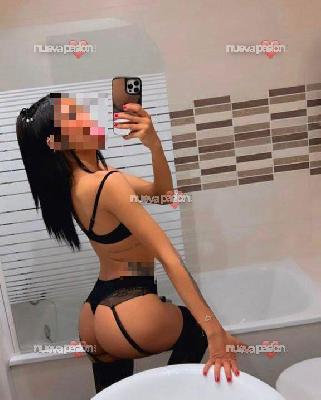 UNA CHICA COMPLETA Y TOTALMENTE NATURAL