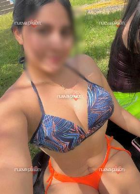 DOS AMIGAS LLENAS DE CARISMA EN VIGO CENTRO