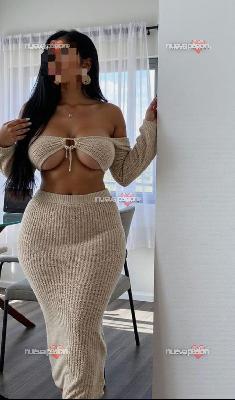 Mujer latina madura con curvas en roquetas de mar