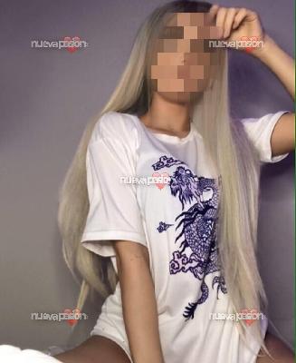 En el chat, entre susurros y gemidos, te mando videos donde mi lengua recorre cada centímetro, VIDEOS VIDEOLLAMADAS