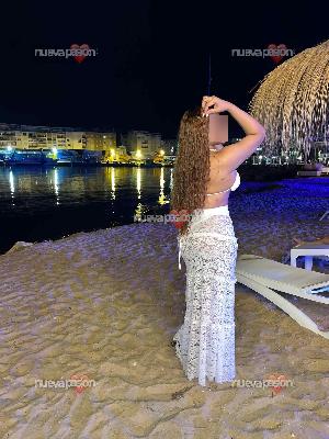 Chica latina juguetona