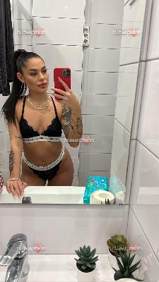 Si buscas lo más caliente y tierno aquí es tu sitio. Me excita la tensión,el juego de palabras y ver cómo la imaginación prende fuego a la pantalla.Si sabes calentar con tu mente y encender con tu voz, nos vamos a llevar muy bien. Olvídate de lo aburrido: