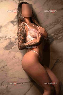 Amanda, cubana de 22 añitos: Ven a probar este ron con miel que se mueve solo y te deja sin aliento 🍯🔥💃 BC