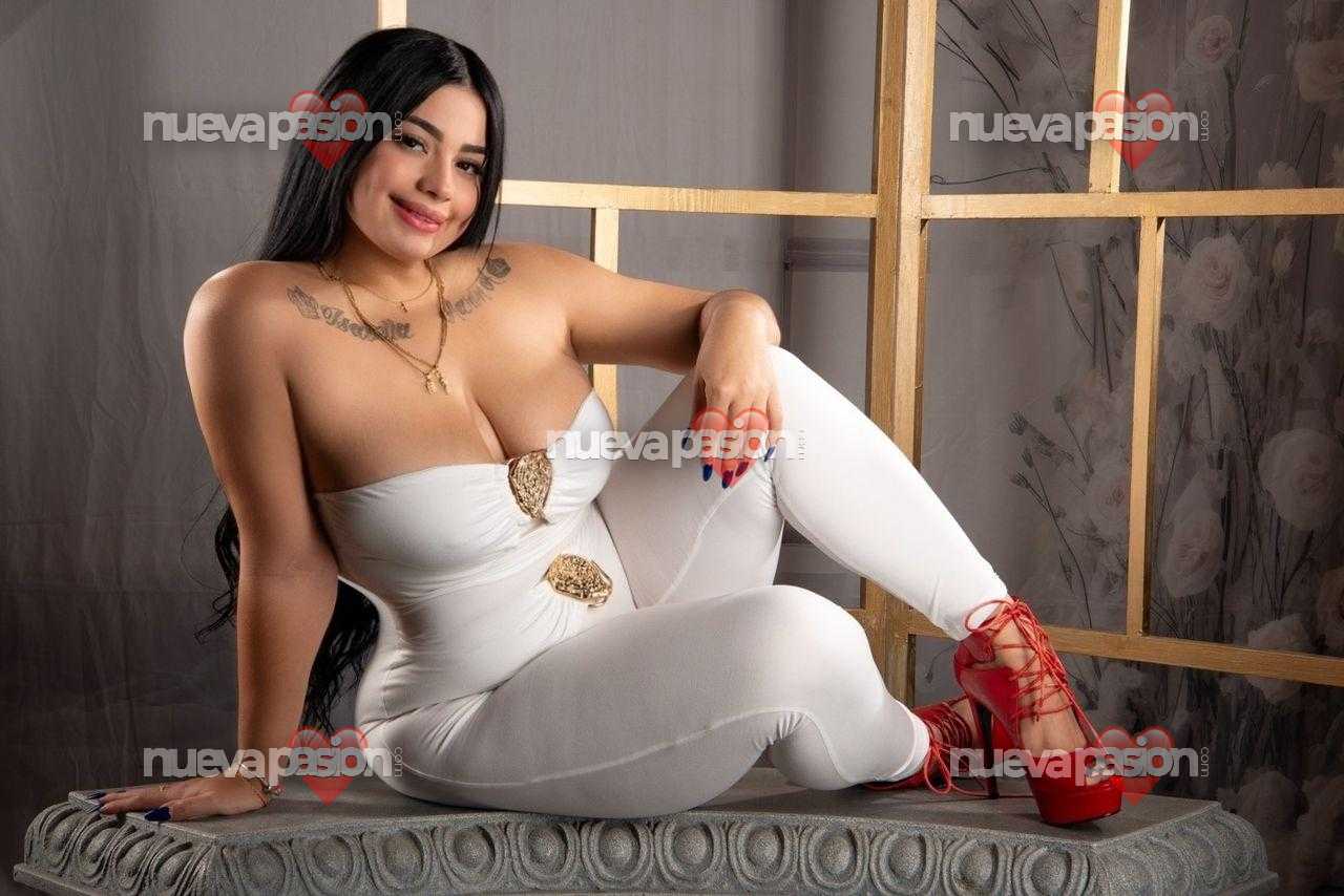 LINDA VENEZOLANA CON CURVAS POR MESA Y LÓPEZ
