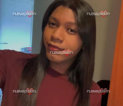 Isabella, jovencita detráns de la sala reset