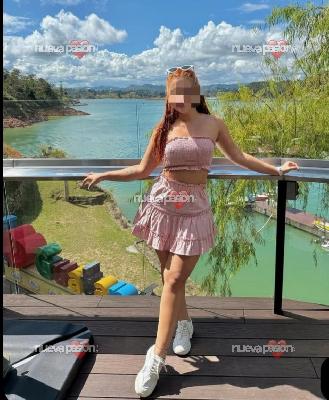 Peli roja fiestera seductora