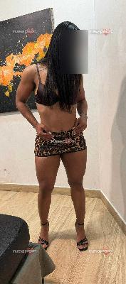 JOVEN DIVERTIDA VIVIENDO LA FIESTA CON ALEGRÍA TOTAL