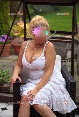 Española  Madura elegante  guapa rubia