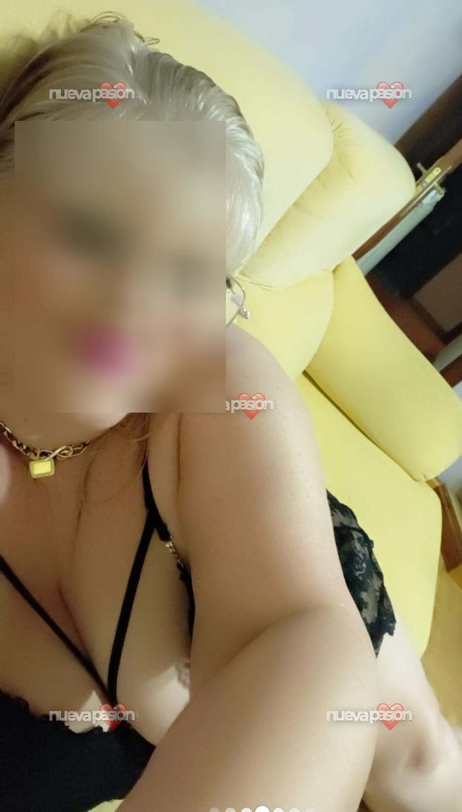 💋Entre luces suaves y miradas que hablan más que las palabras✨🌹