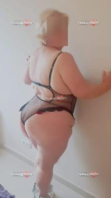 💋Entre luces suaves y miradas que hablan más que las palabras✨🌹