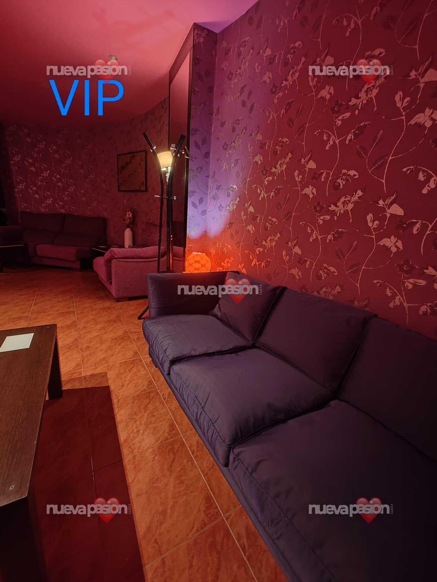 SE NECESITA CHICA PARA BAR DE COPAS (DAMA DE COMPAÑIA)