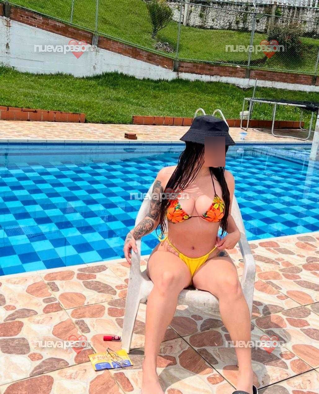 Paula bella y complaciente latina