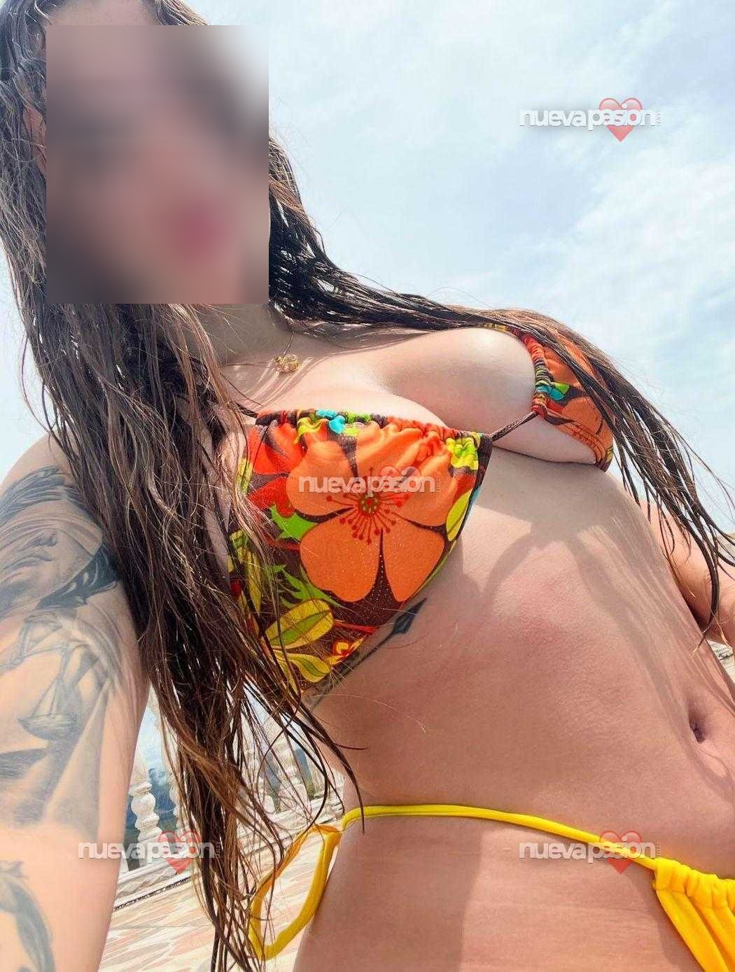 Paula bella y complaciente latina