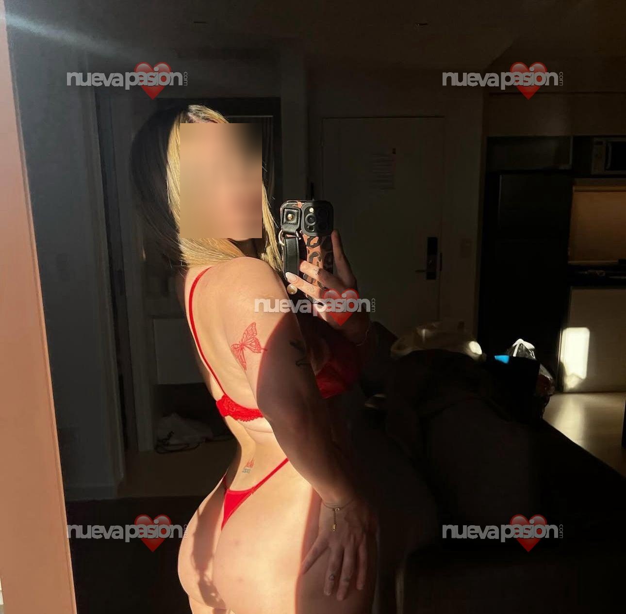 Hermosa juguetona lista para cumplir todas tus fantasías mente abierta