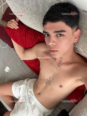 “Guapo, joven y listo para satisfacer tus deseos”