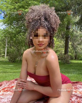 RECIÉN LLEGADA A SEVILLA, TODA UNA TENTACIÓN