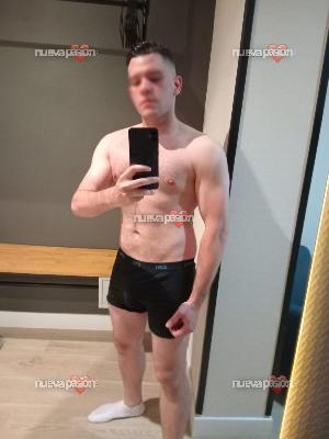 CHICO ESPAÑOL EDUCADO Y ELEGANTE