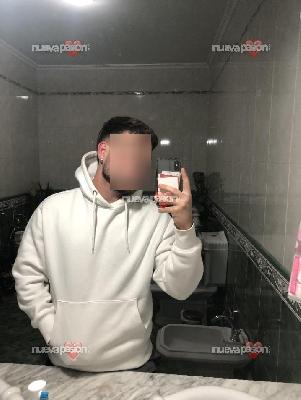 Chico atractivo de 21 años solo mujeres