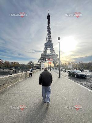 Chico FTM joven con vagina