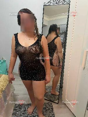 Mónica, caliente y fiestera