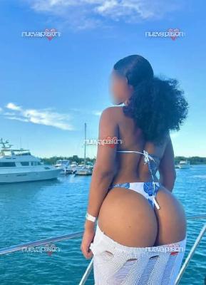 Morena muy cachonda y fiestera